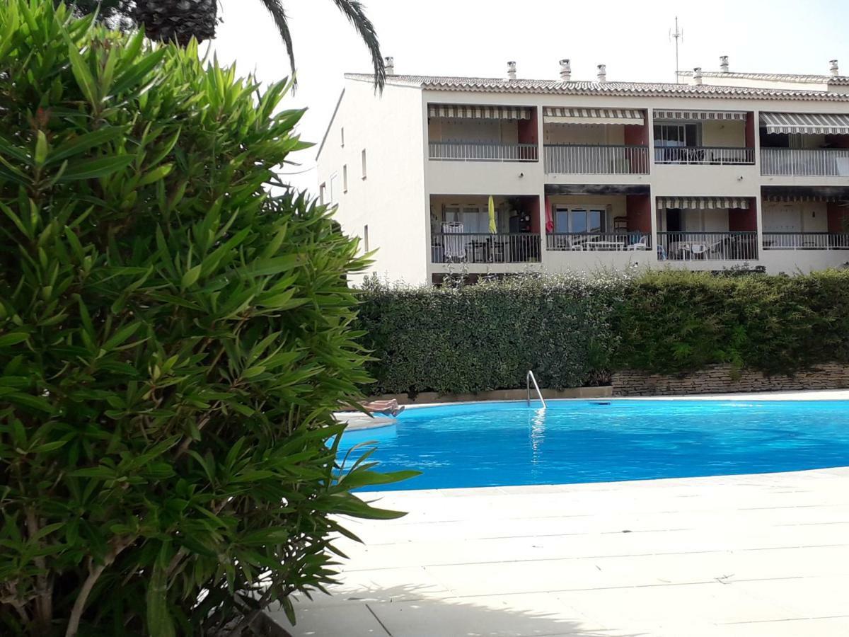 Bandol Nature Et Loisirs: Parking/ Piscine Luaran gambar