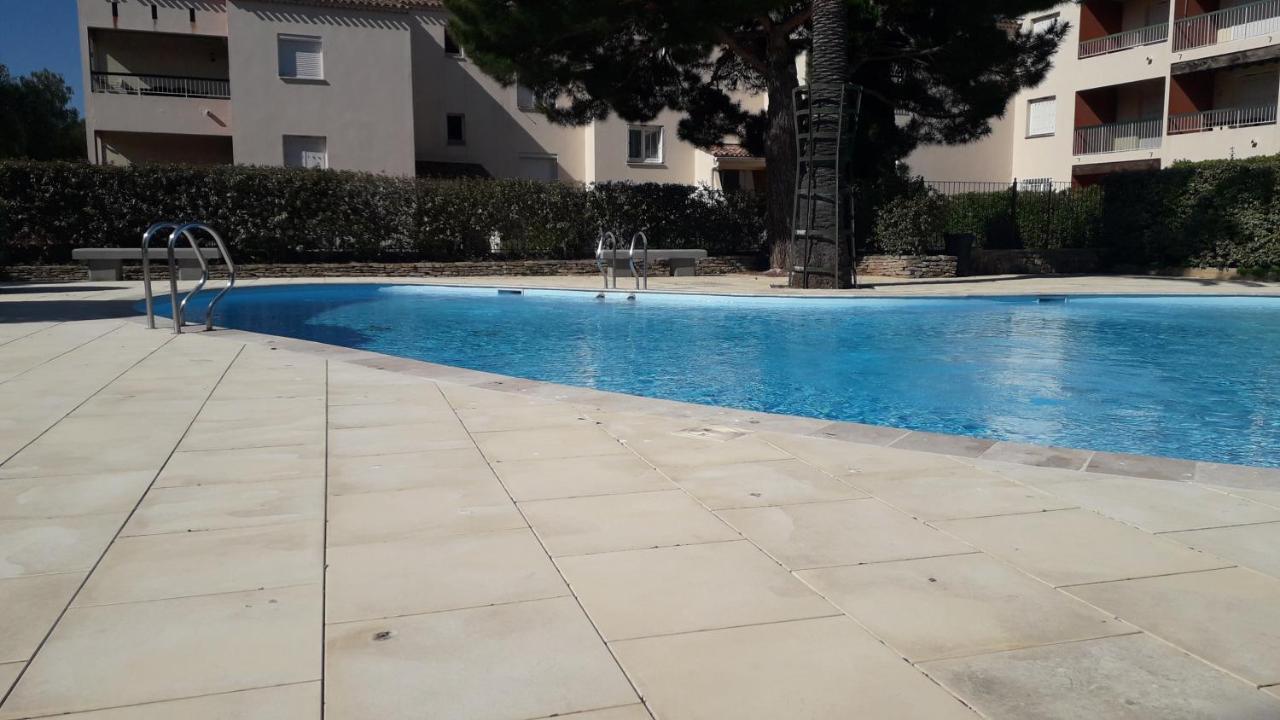 Bandol Nature Et Loisirs: Parking/ Piscine Luaran gambar
